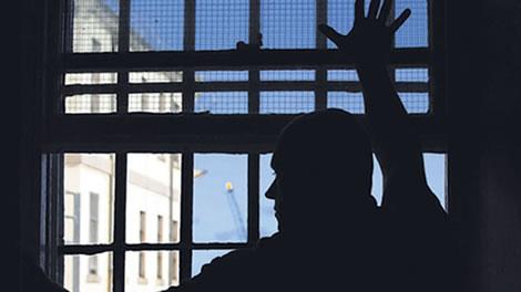 معاناة أسرة مع الانقلاب: الأب مؤبد وولديه معتقلين