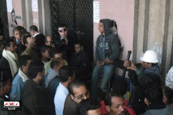 معتصمو “التحرير” يفتحون “المجمع” بعد إغلاقه أربعه أيام