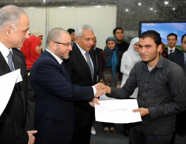 قنديل يكرم الشباب الحاصلين على دورة تدريبية في ريادة الأعمال