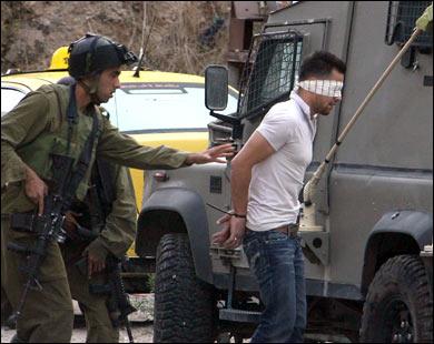 جيش الإحتلال يعتقل فلسطينيين بالضفة الغربية