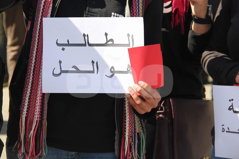 طلاب جامعة مصر للعلوم يحتجون ضد العميد بـ”ارحل” والكروت الحمراء