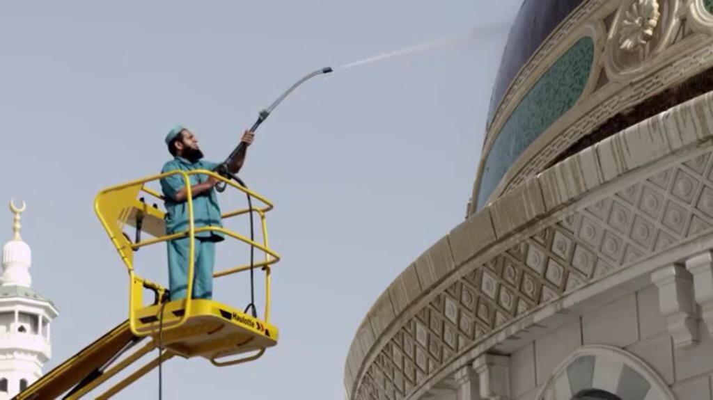 بالصور.. كيف يتم تنظيف “الحرم المكي” خلال 45 دقيقة؟