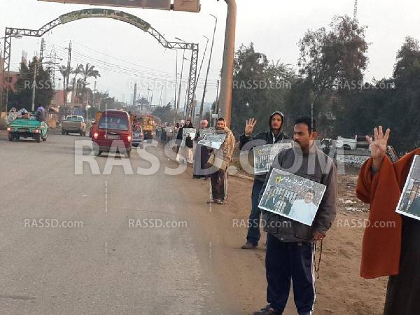 سلسلة بشرية على طريق حلوان رفضا للانقلاب العسكري