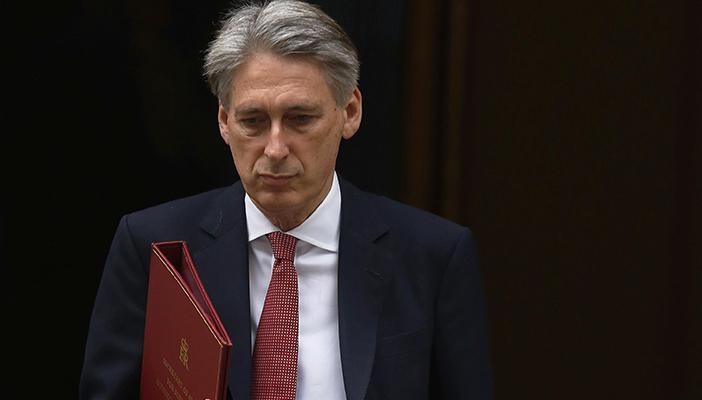 هاموند: تصرفات روسيا غير مقبولة ومفتاح الحل في سوريا مع بوتين