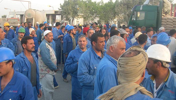 تهديد الفض بالقوة ينهي اعتصام عمال يونيفرسال