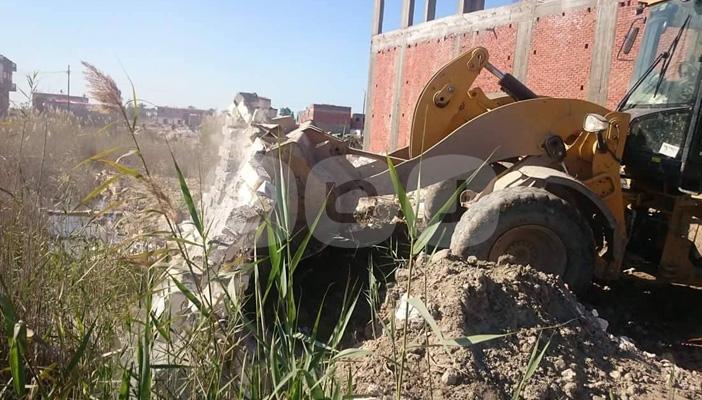 بالصور.. قوات الأمن تهدم 10 مبانٍ بالبحيرة والأهالي: الله ينتقم منهم