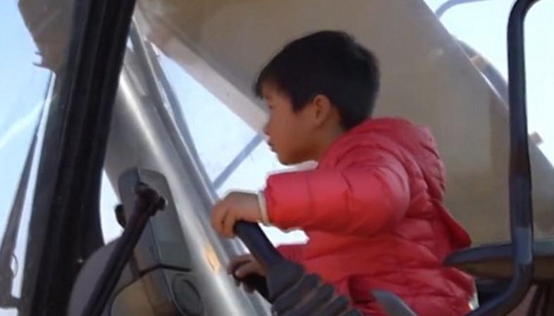 بالفيديو.. طفل عمره 4 سنوات يقود “ونش” بشكل محترف