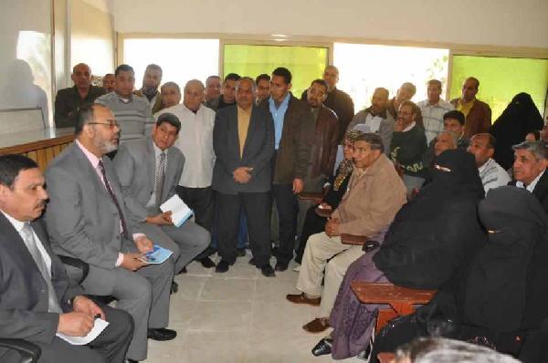 محافظ كفرالشيخ يلتقى العاملين بديوان  المحافظه لحل مشاكلهم