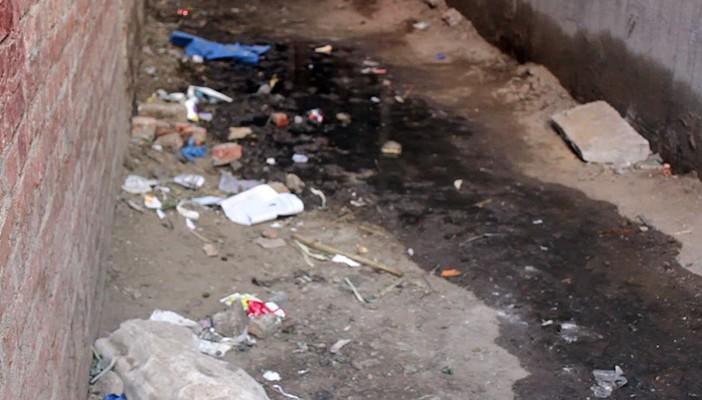 قرية الأعلام بالفيوم تغرق في مياه الصرف الصحي