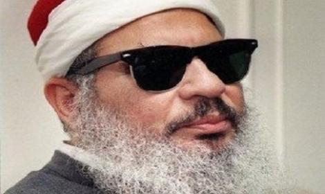 وفاة عمر عبد الرحمن بأحد سجون أمريكا.. تعرف على مسيرة الشيخ الضرير