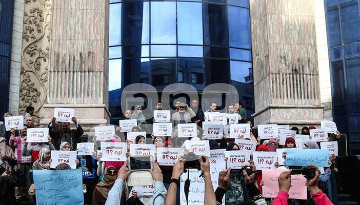 بالصور.. وقفة احتجاجية لأهالي معتقلي “العقرب” على سلم نقابة الصحفيين