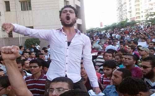 بعد إعتداء الموظفين عليهم .. فصل 3 طلاب بطب المنصورة