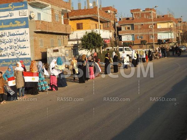 سلسلة بشرية منددة بالإنقلاب بالشرقية