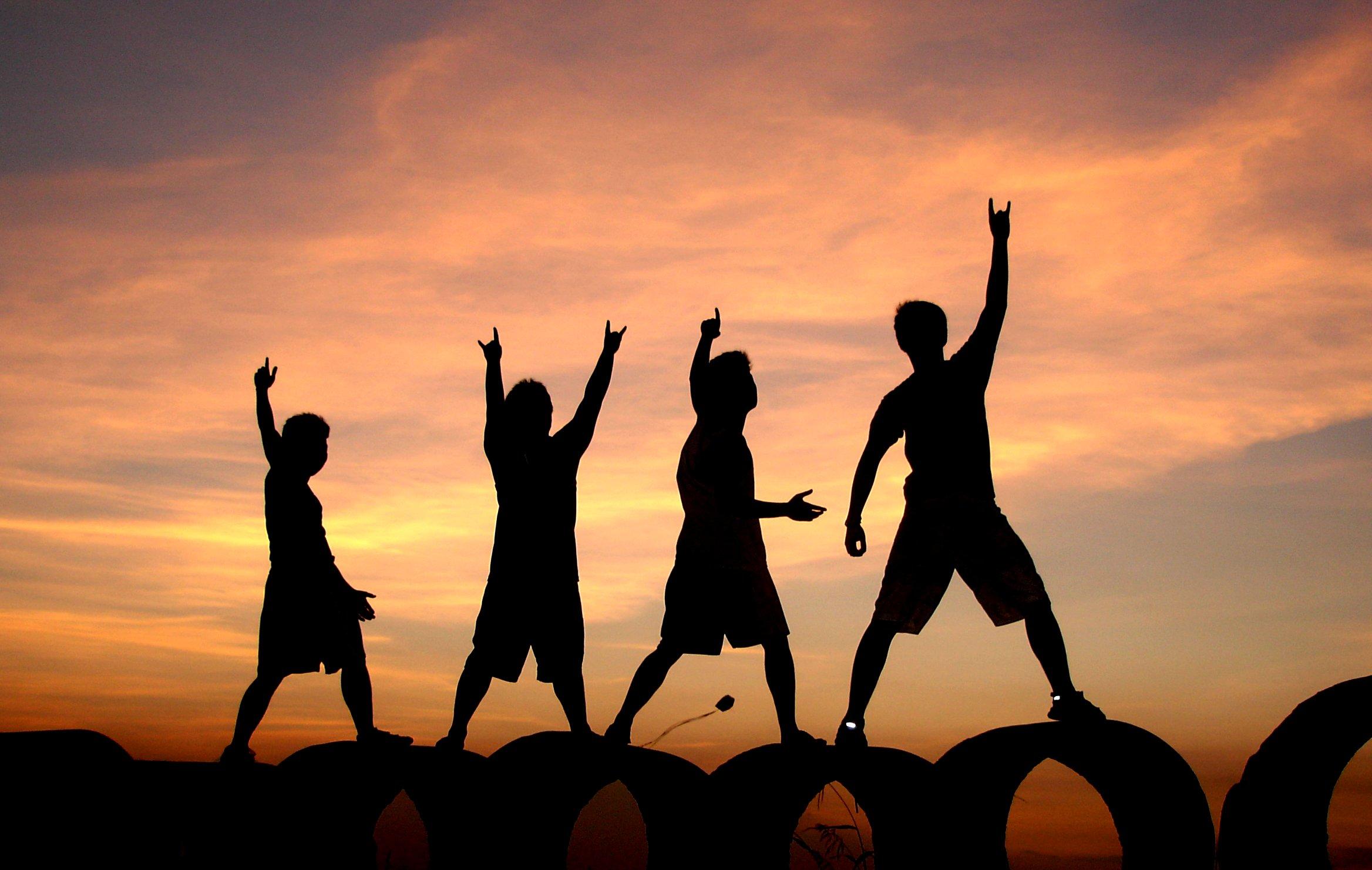 خلو بين الشباب وبين الناس