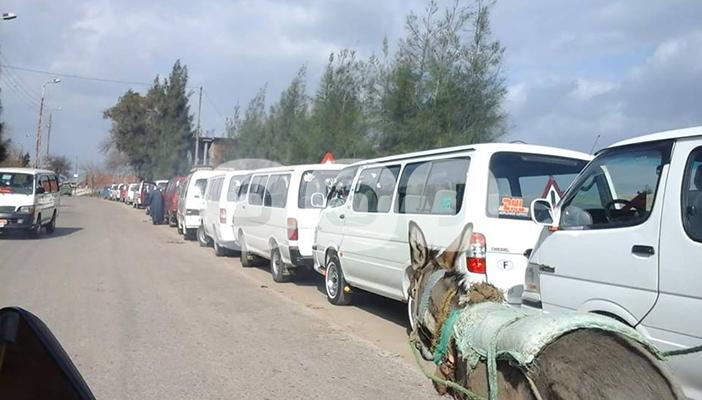 بالفيديو.. إضراب سائقي الميكروباص بموقف الدلنجات