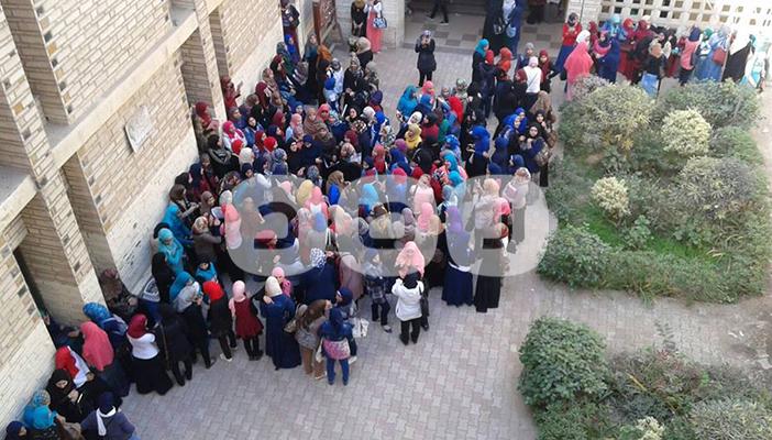 بالصور.. وقفة احتجاجية لطالبات المعهد الفني الصحي بالمنصورة