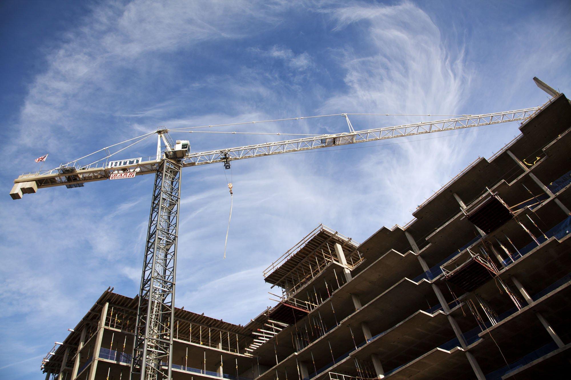 بسبب تأخر قانون التعويضات.. شركات المقاولات توقف استكمال المشروعات