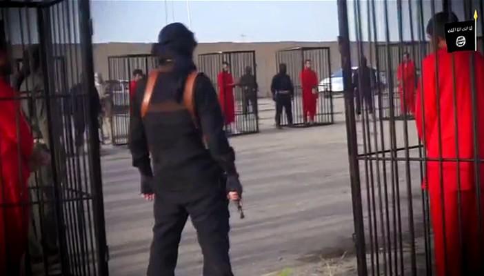 بالفيديو.. داعش يحتجز 21 من البشمركة داخل أقفاص استعدادًا لحرقهم