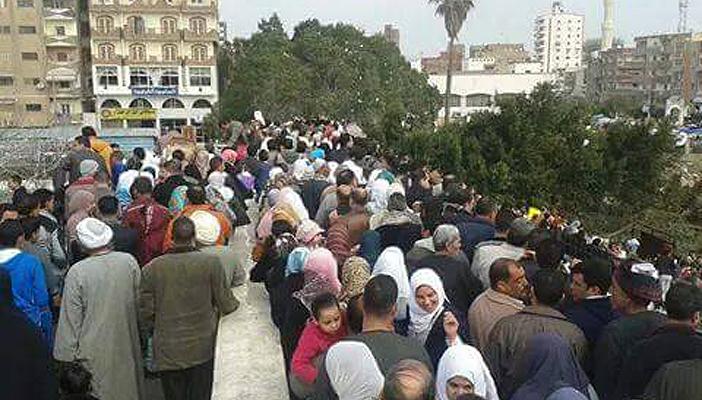 بالصور.. تزاحم آلاف المواطنين فوق كوبري بالبحيرة