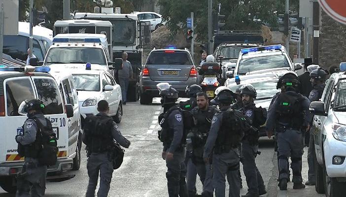 بعد قتل جندي بعملية طعن.. الاحتلال يلزم جنوده حمل أسلحتهم أيام الإجازة