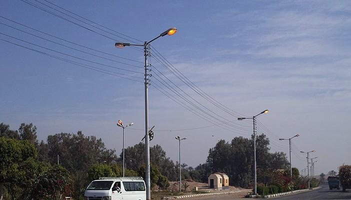 في الفيوم الأعمدة مضاءة نهارًا والكهرباء مقطوعة ليلًا