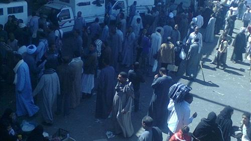 سائقو الأجرة بـ “كوم أمبو ” يقطعون مصر-أسوان احتجاجا على نقص السولار