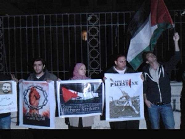 “احتجاجية” للفلسطينيين أمام الجامعة العربية للمطالبة بالإفراج عن المعتقلين