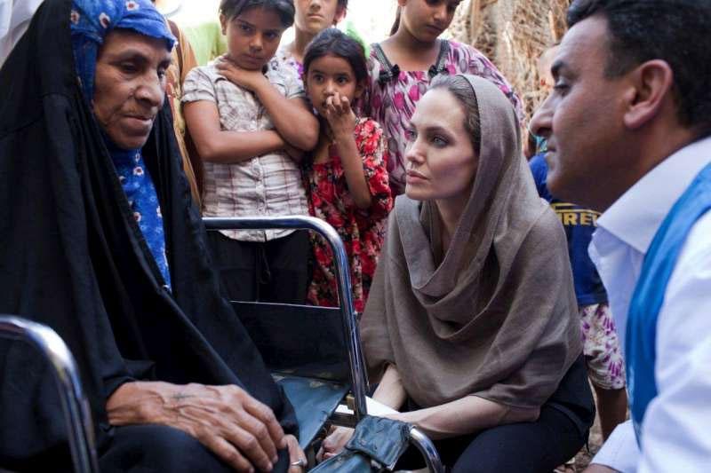 بالفيديو..”أنجلينا جولي” تناشد العالم بمساعدة لاجئي سوريا
