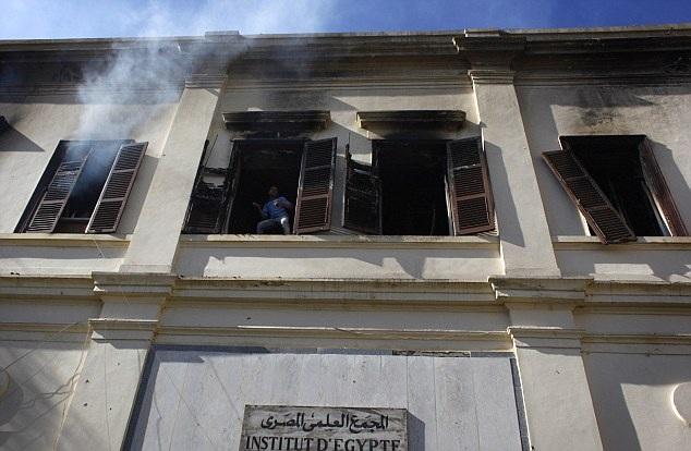 إيداع ثلاثة أطفال شوارع متهمين بحرق المجمع العلمي بالأحداث