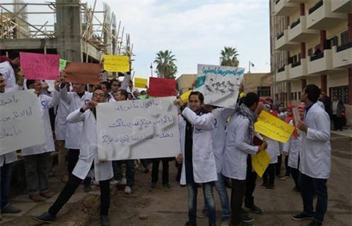 طلاب كلية الأسنان بجامعة دمنهور يضربون عن الدراسة