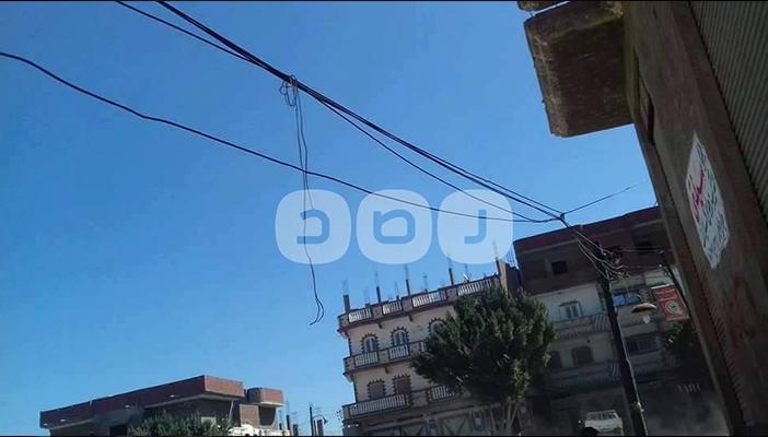 ماس كهربائي بأعمدة الإنارة يهدد حياة أهالي “أبو المطامير”