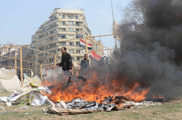 معتصمو التحرير يشعلون النيران في خيام الباعة الجائلين ويطردونهم من الميدان
