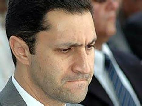 بالفيديو.. علاء مبارك يحضر عزاء والد أبو تريكة في “ناهيا”
