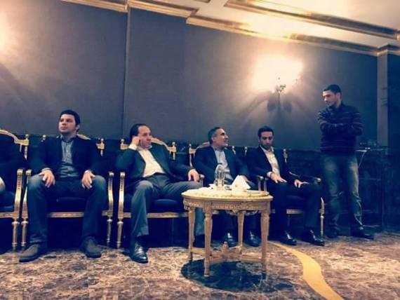 بالفيديو.. أبو تريكة يتلقى عزاء والده بالدوحة