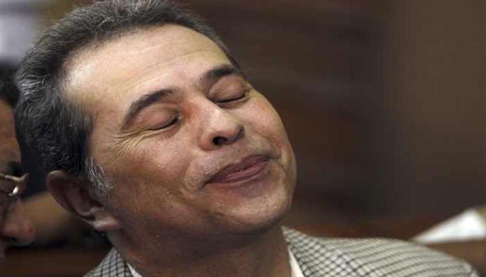 بالفيديو.. دكتوراه عكاشة في المساج.. و”فيس بوك”: دلوقتي بقى مزور؟