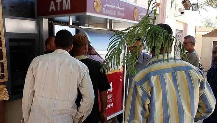 “الفيزا كارد” مأساة شهرية لموظفي أسيوط