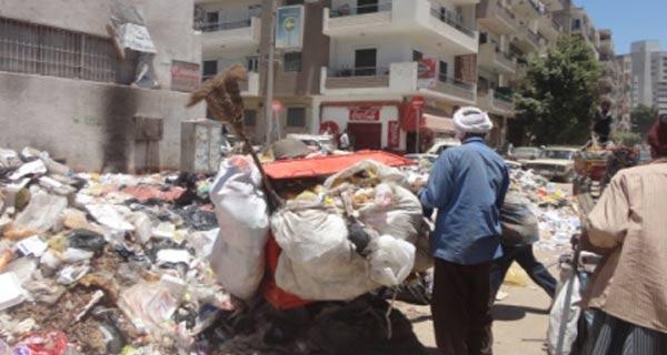 اعتصام عمال الخبز والنظافة لليوم الثاني أمام ديوان محافظة أسيوط