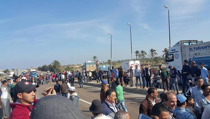 بالصور.. صيادون بكفر الشيخ يقطعون الطريق الدولي لتجاوزات خفر السواحل