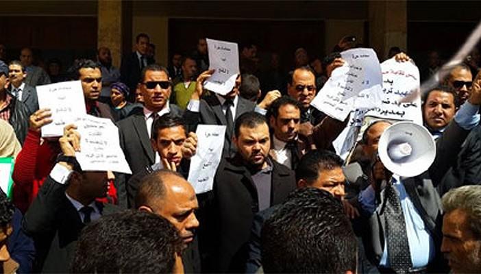 تظاهرة للمحامين أمام نقابتهم تنديدًا بمقتل زميلهم في قسم المطرية