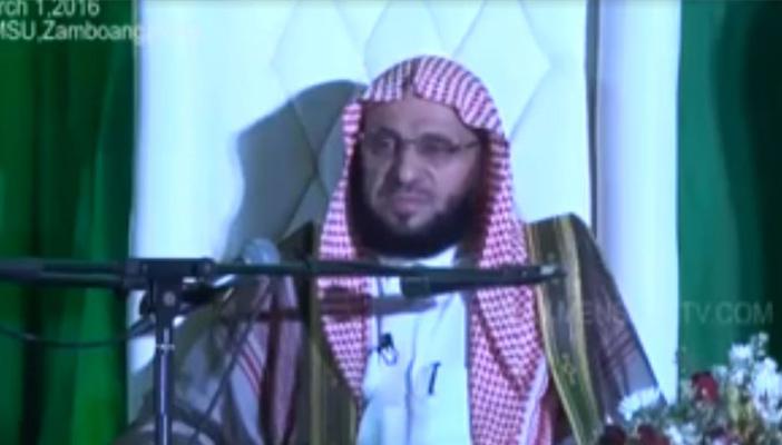 بالفيديو.. القرني يلقن مسلمة الشهادتين قبل لحظات من الاعتداء عليه