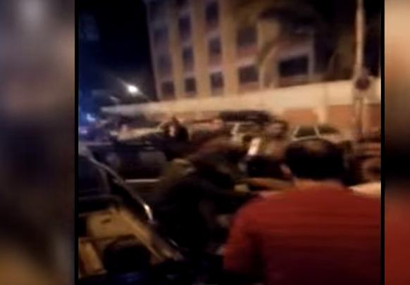 بالفيديو.. ضابط يعتدي على أستاذ جامعي دهسا بالأقدام في الزقازيق