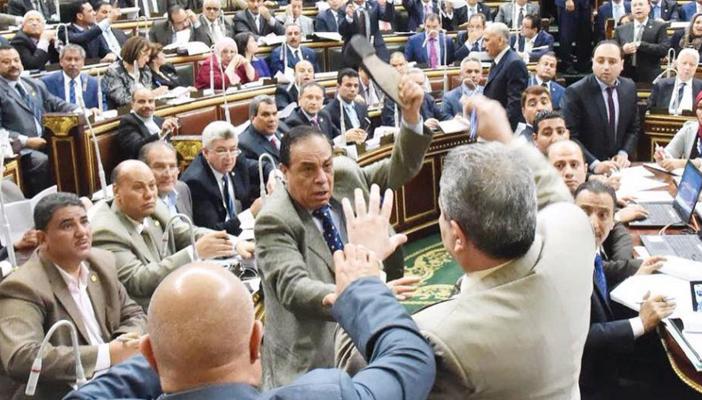 الأحد.. التحقيق مع كمال أحمد في ضرب عكاشة بالحذاء