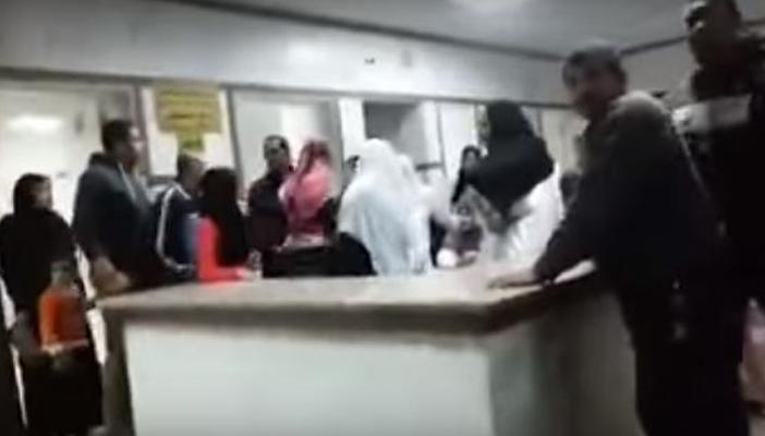 بالفيديو.. مشادات بين الأهالي وطاقم تمريض مستشفى الحسينية بالشرقية