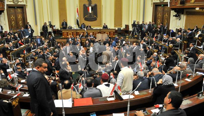 بالفيديو.. لب وتسالٍ في مجلس النواب.. و”فيس بوك”: “عيب على سنكم”