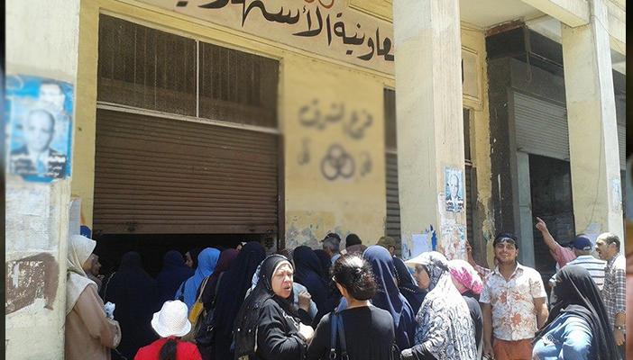 انعدام السلع التموينية بمخازن الدلنجات.. والأهالي: فين الحكومة؟!