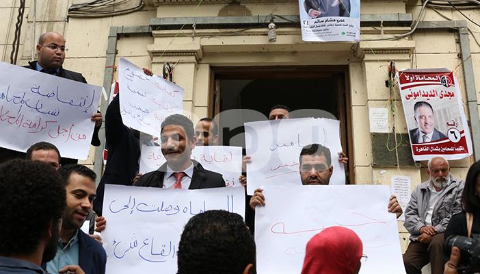 بالصور.. وقفة احتجاجية للمحامين للتنديد باعتداءات الشرطة عليهم