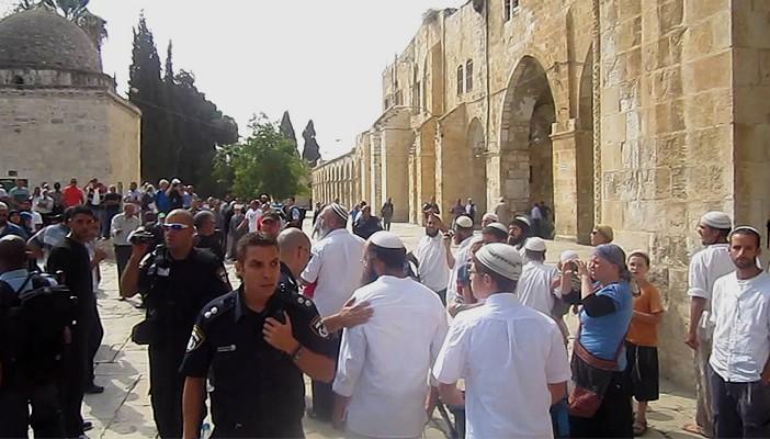 صهاينة يقتحمون الأقصى وسط حراسة شرطة الاحتلال
