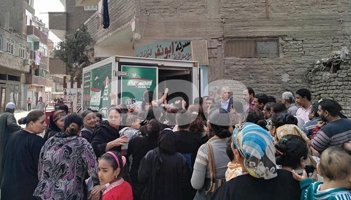 بالفيديو.. زحام ومشاجرات على سيارات توزيع السلع المخفضة بالأقصر