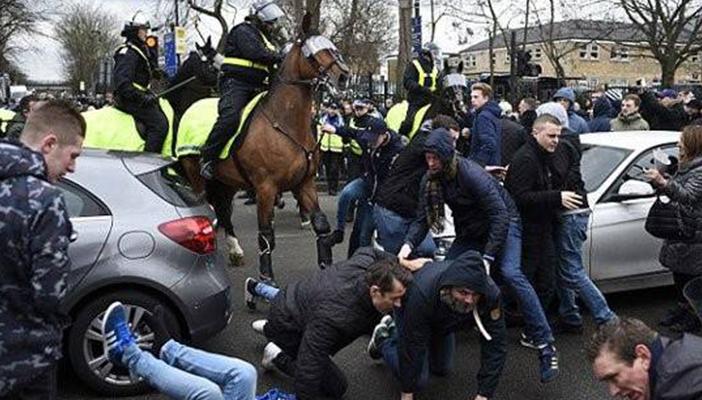 بالصور.. اشتباكات عنيفة بين الجماهير قبل لقاء أرسنال وتوتنهام