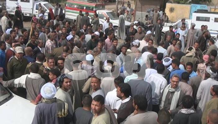 بالصور.. سائقو “الكبوت” بأسوان يضربون عن العمل رفضًا لقرار عدم الترخيص